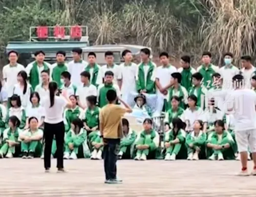 중국의 한 중학교에서  3학년 학생들이 졸업사진을 찍고 있다. 이 반 학생들은 병마와 싸우는 친구를 위해 조금 이른 시점에 한데 모여 사진을 남겼다. 출처=홍성신문