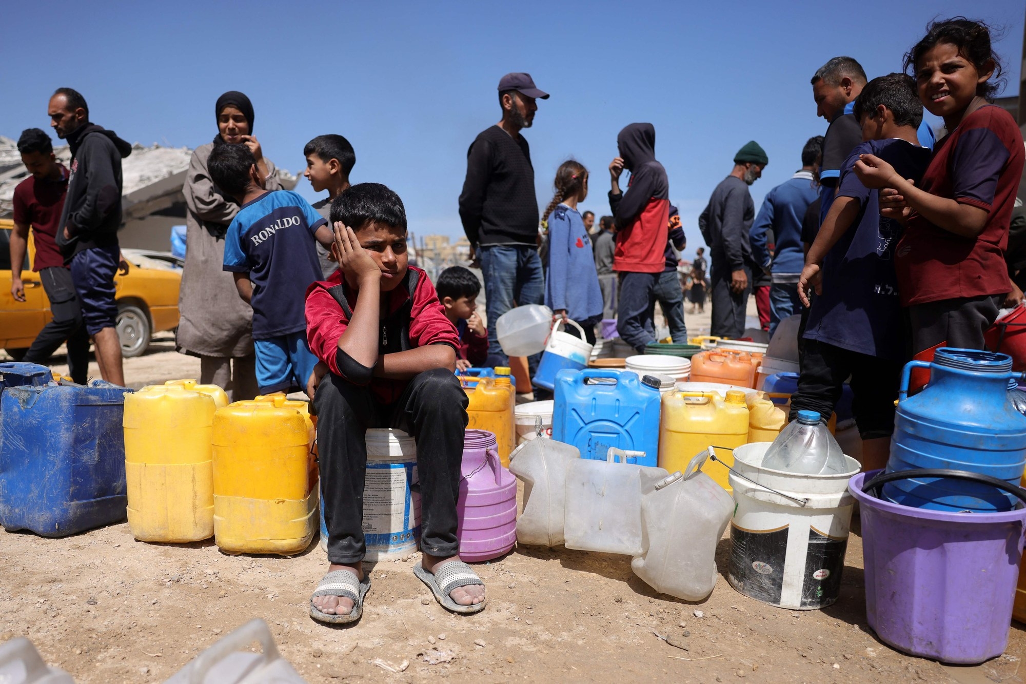 PALESTINIAN-ISRAEL-CONFLICT 20일 가자지구 주민들이 이재민 캠프에서 물을 얻기 위해 대기 중이다. AFP 연합뉴스 PALESTINIAN-ISRAEL-CONFLICT 20일 가자지구 주민들이 이재민 캠프에서 물을 얻기 위해 대기 중이다. AFP 연합뉴스