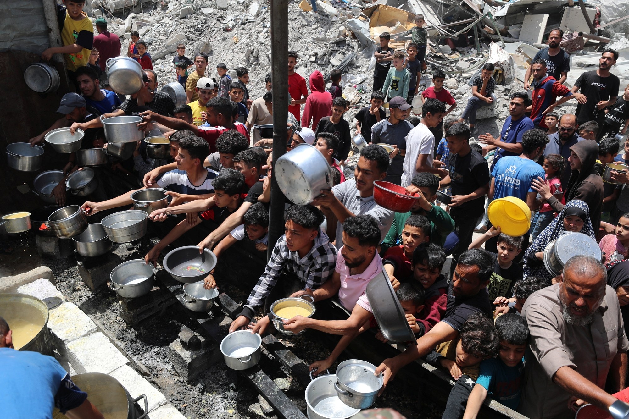 ISRAEL-PALESTINIANS/GAZA 지난 19일 가자지구 북부 주민들이 자선단체가 조리한 음식을 받기 위해 기다리고 있다. 로이터 연합뉴스 ISRAEL-PALESTINIANS/GAZA 지난 19일 가자지구 북부 주민들이 자선단체가 조리한 음식을 받기 위해 기다리고 있다. 로이터 연합뉴스