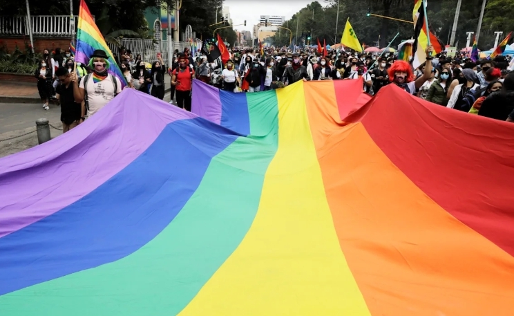 콜롬비아 보고타에서 국제 LGBTQ+ 프라이드 데이를 맞아 성소수자들이 권익보호를 요구하는 거리 행진을 하고 있다. 출처=엘디아리오