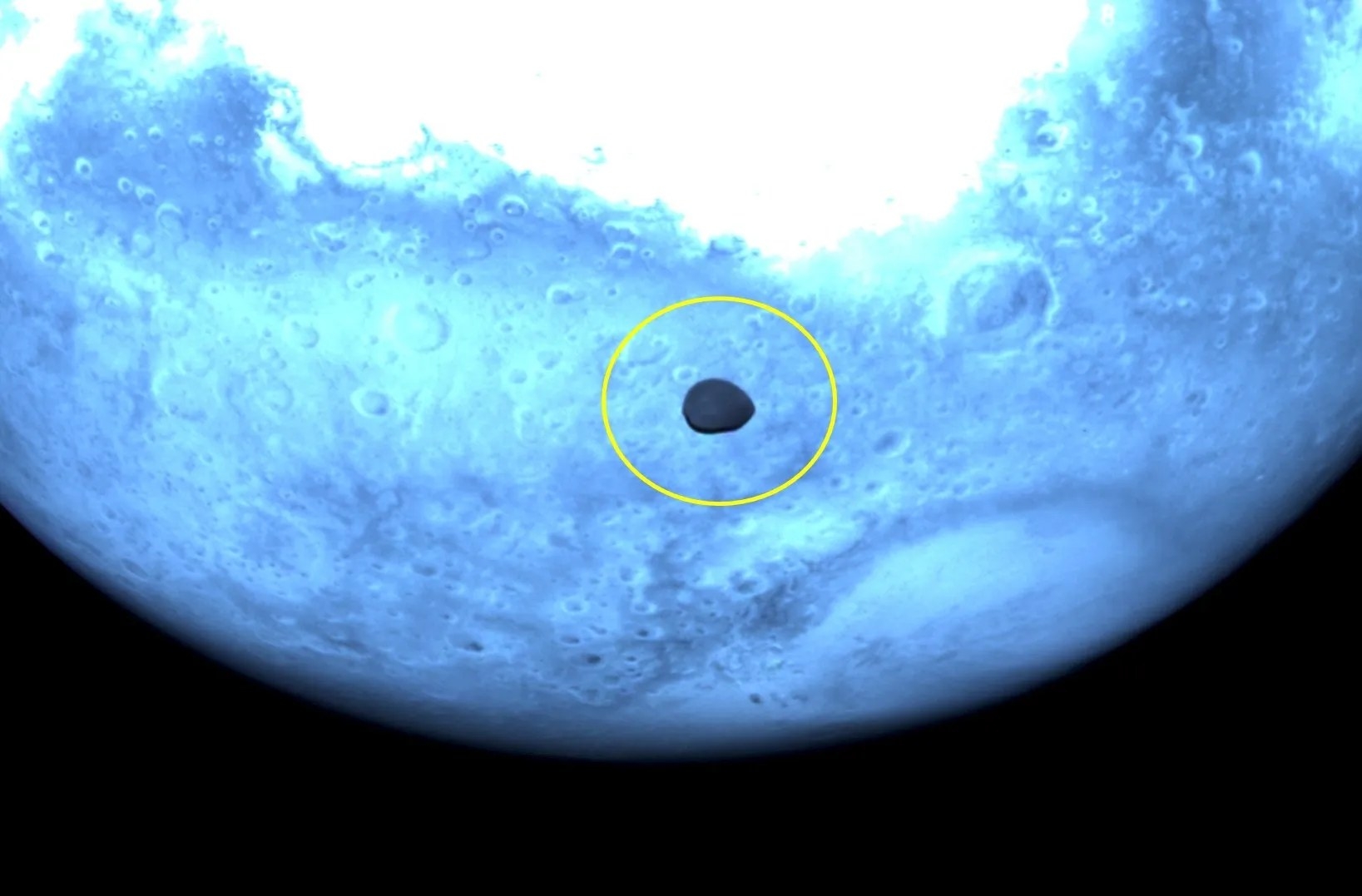 유럽우주국(ESA) 탐사선 헤라(Hera)가 포착한 위성 데이모스(Deimos). ESA 제공 유럽우주국(ESA) 탐사선 헤라(Hera)가 포착한 위성 데이모스(Deimos). ESA 제공