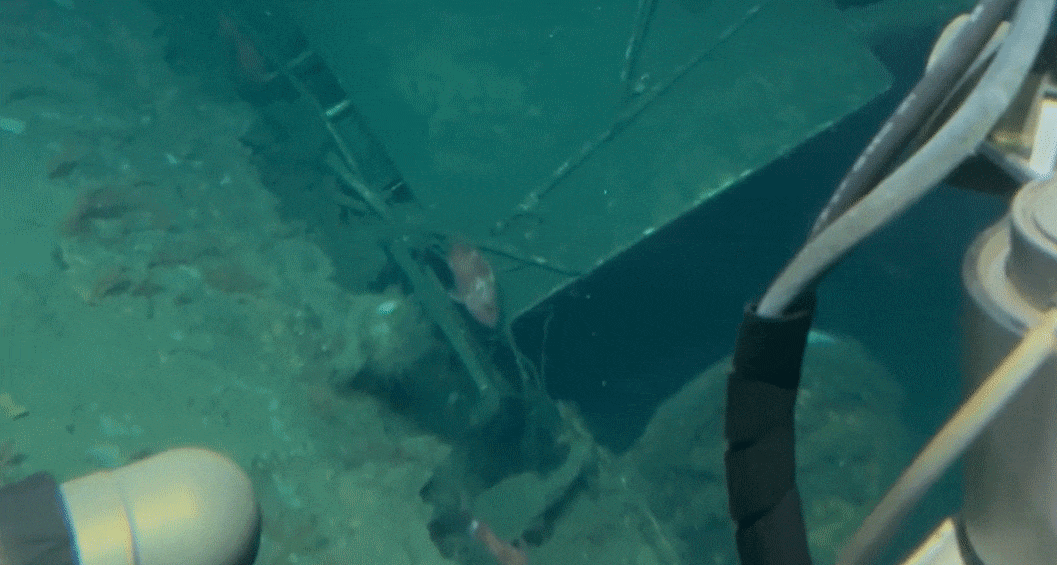 USS F-1 함교와 선체 앞쪽을 통과하는 유인잠수정 앨빈 내부에서 촬영한 영상. Woods Hole Oceanographic USS F-1 함교와 선체 앞쪽을 통과하는 유인잠수정 앨빈 내부에서 촬영한 영상. Woods Hole Oceanographic