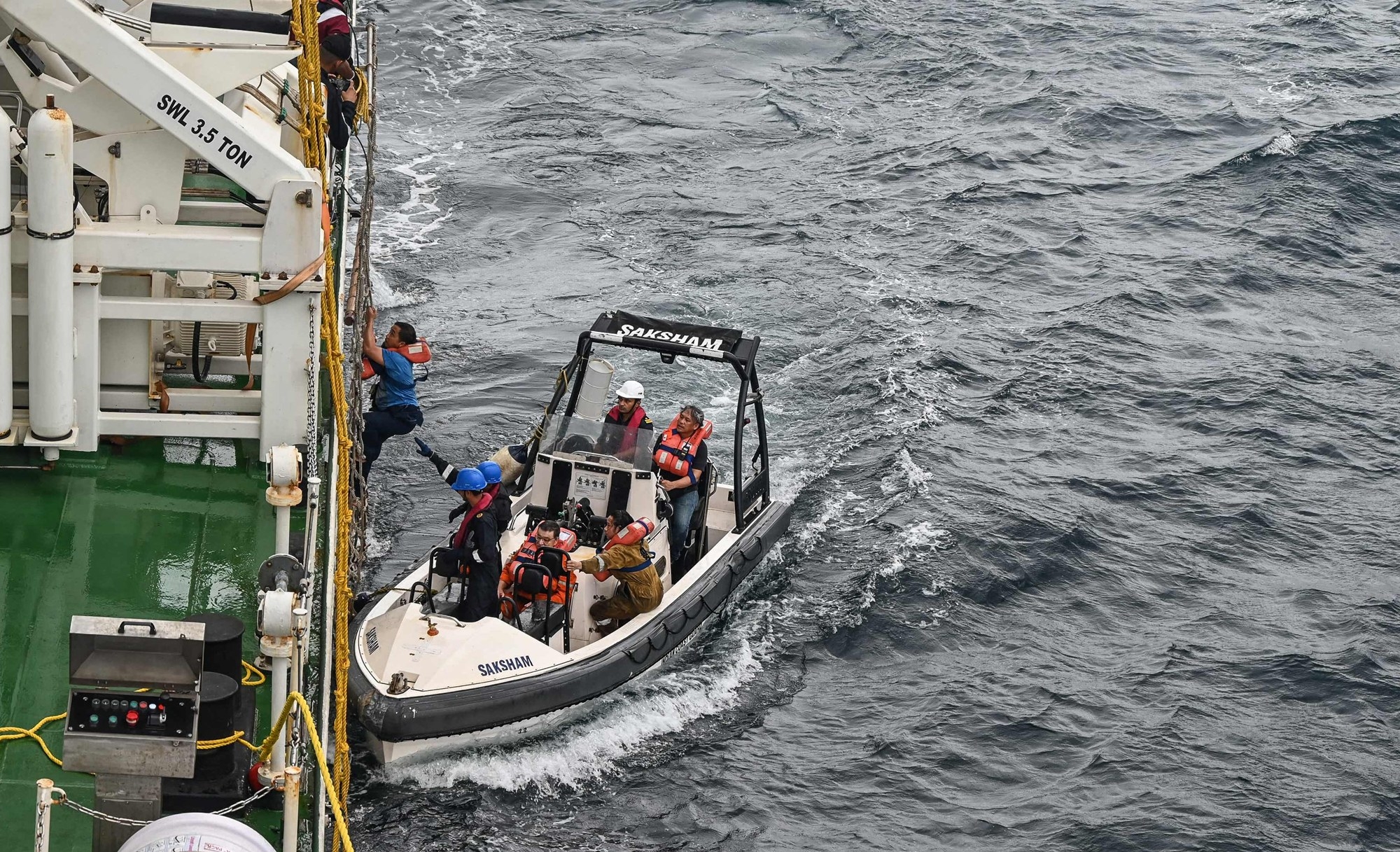 INDIA-SHIPPING-ACCIDENT-ENVIRONMENT  인도 해양경비대가 침몰한 컨테이너선 MSC ELSA 3의 선원들을 구조하고 있다.  indian Defence Public Relations Office (PRO) of Mumbai