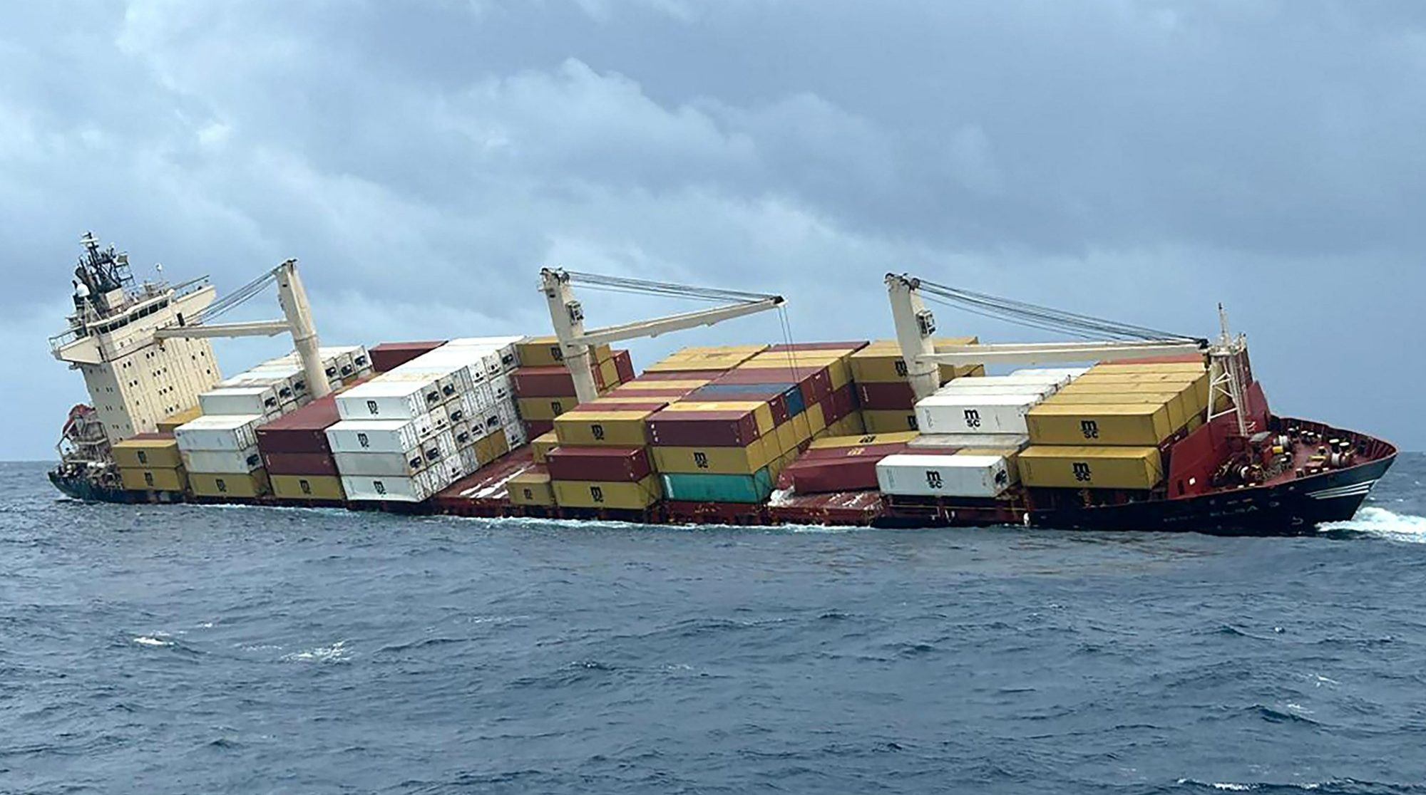 INDIA-SHIPPING-ACCIDENT-ENVIRONMENT  25일 촬영한 기울어진 컨테이너선 MSC ELSA 3.  Indian Defence Public Relations Office (PRO) of Mumbai