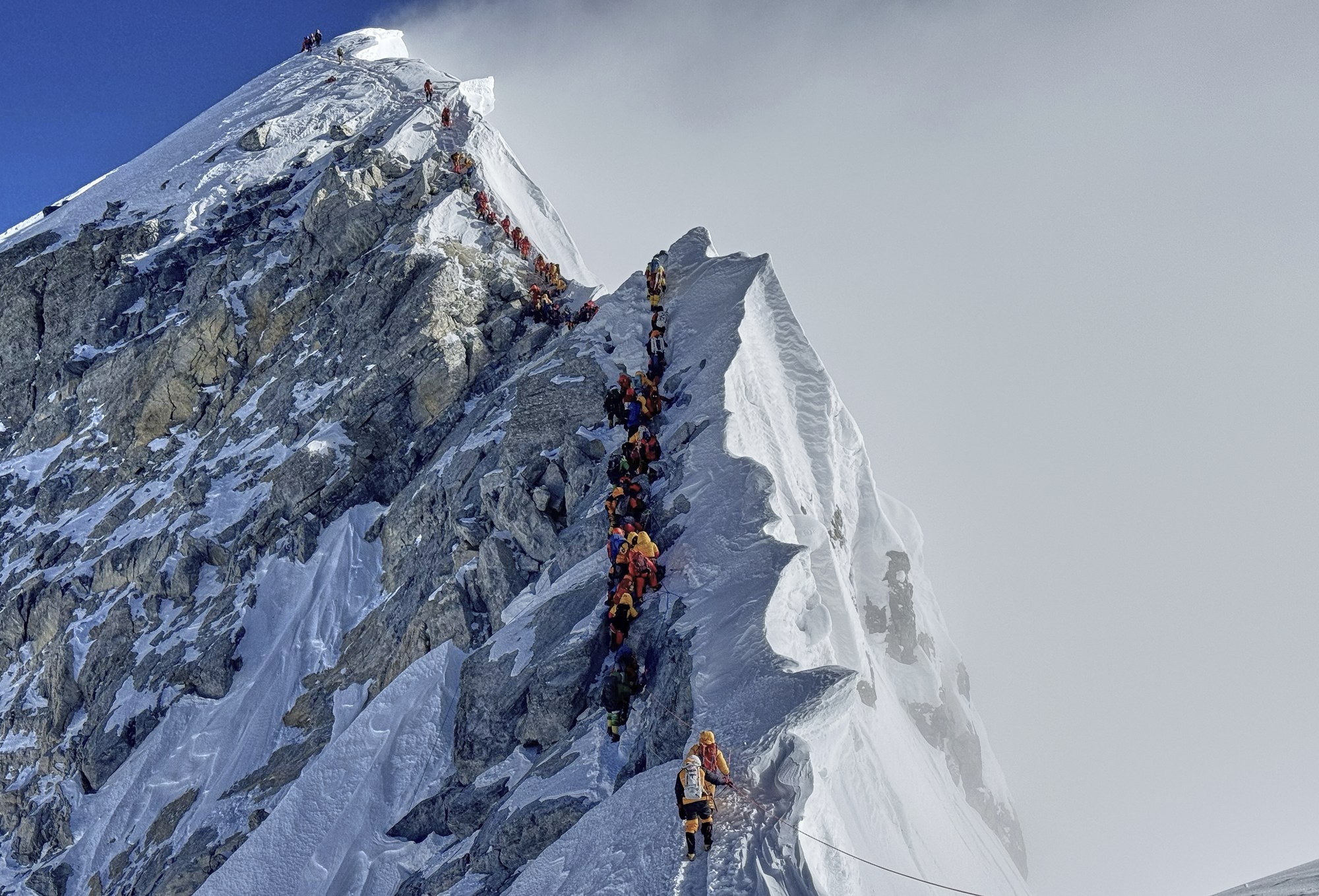 APTOPIX Nepal Everest Photo Gallery 지난 18일 등반객들이 에베레스트 정상에 오르기 위해 길게 줄을 서 있다. AP 연합뉴스 APTOPIX Nepal Everest Photo Gallery 지난 18일 등반객들이 에베레스트 정상에 오르기 위해 길게 줄을 서 있다. AP 연합뉴스