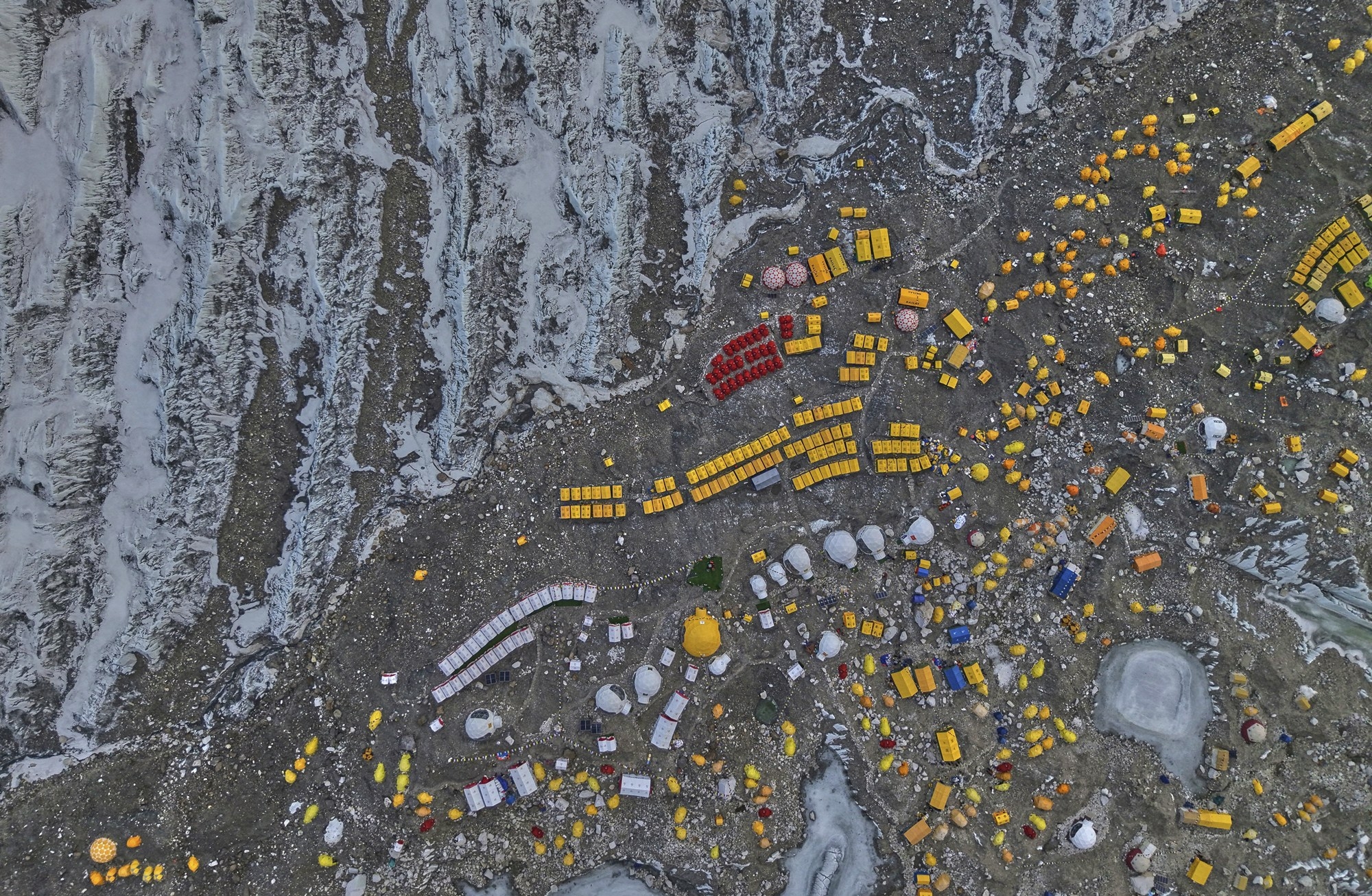 Nepal Everest Photo Gallery 위에서 본 에베레스트 베이스캠프 모습. AP 연합뉴스 Nepal Everest Photo Gallery 위에서 본 에베레스트 베이스캠프 모습. AP 연합뉴스