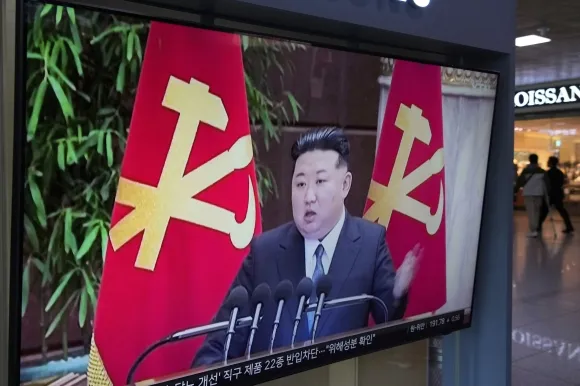 2025년 5월 22일(현지시간)서울역사에 있는 TV에서 한 국내 방송사의 뉴스 화면에 북한 소식과 함께 김정은 국무위원장의 모습이 나오고 있다. AP 연합뉴스