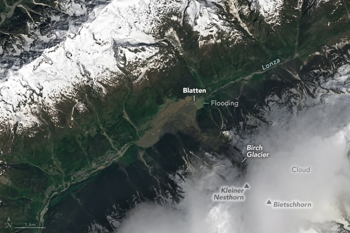 산사태 하루 후인 지난달 29일 랜드샛 9호 위성이 촬영한 산사태 모습. NASA 제공 산사태 하루 후인 지난달 29일 랜드샛 9호 위성이 촬영한 산사태 모습. NASA 제공