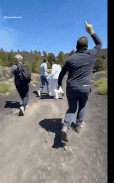 2일(현지시간) 유럽에서 가장 활발한 화산인 이탈리아 시칠리아의 에트나 화산이 대규모 분화하면서 관광객들이 급히 대피하고 있다. 페이스북 영상 캡처