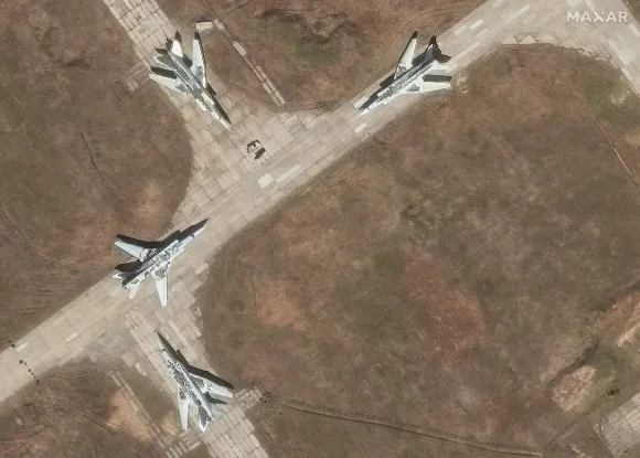 지난달 20일 벨라야 기지에서 타이어로 위장한 Tu-22M 폭격기가 보인다. Maxar Technologies