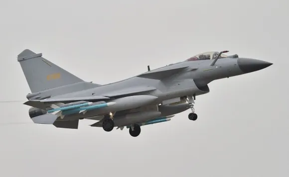 중국 공군 J-10 전투기. 출처=알림5, CC BY-SA 4.0, via Wikimedia Commons 중국 공군 J-10 전투기. 출처=알림5, CC BY-SA 4.0, via Wikimedia Commons