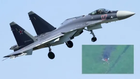 러시아군의 Su-35S와 추락해 불타고 있는 기체. 영상 캡처