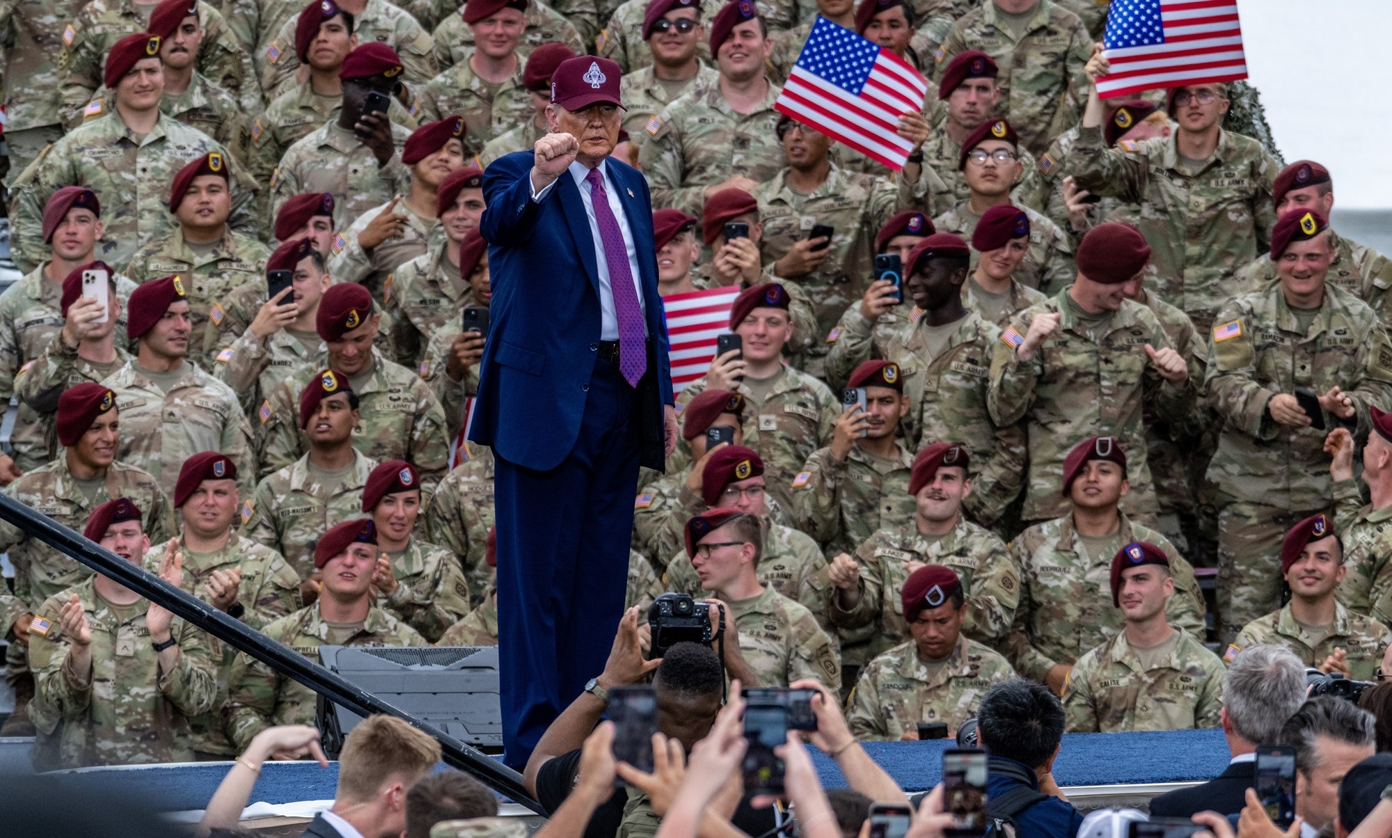 USA DONALD TRUMP  트럼프 대통령이 10일  노스캐롤라이나주 포트 브래그를 방문해 연설하고 있다. EPA 연합뉴스