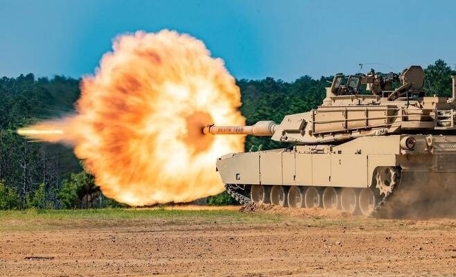 미국 M1A2 에이브람스가 포탄을 발사하는 모습. 자료사진 미국 M1A2 에이브람스가 포탄을 발사하는 모습. 자료사진