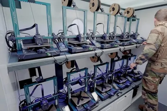 프랑스 육군이 시험중인 이동식 공장 내부에 설치된 일인칭시점(FPV) 드론 생산용 3D 프린터. uasvision.com