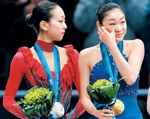 2010 밴쿠버 올림픽에서 김연아(오른쪽) 선수가 금메달을 목에 걸고 시상대에서 기쁨의 눈물을 흘리고 있다. 아사다 마오의 굳은 표정이 이채롭다. 뉴시스 2010 밴쿠버 올림픽에서 김연아(오른쪽) 선수가 금메달을 목에 걸고 시상대에서 기쁨의 눈물을 흘리고 있다. 아사다 마오의 굳은 표정이 이채롭다. 뉴시스