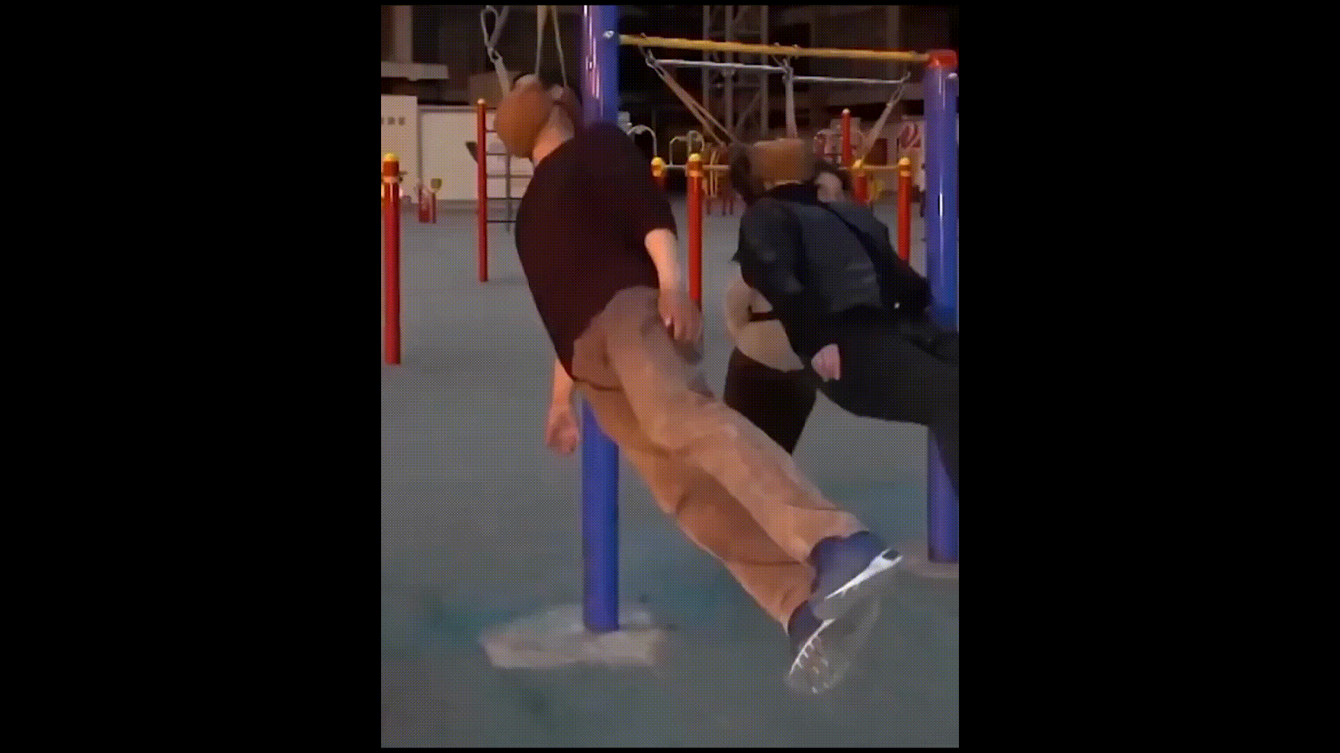 중국의 한 공원에서 턱에 벨트를 건 시민들이 공중에서 앞뒤로 몸을 흔들고 있다. 더우인 캡처