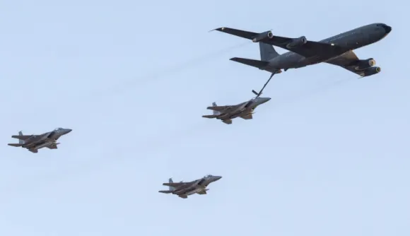 이스라엘 F-15 전투기에 재급유하는 공중급유기. 출처=미 공군 이스라엘 F-15 전투기에 재급유하는 공중급유기. 출처=미 공군