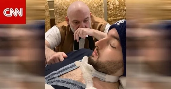 혼수상태에 빠진 아들 알왈리드 빈칼리드를 바라보는 칼리드 빈탈랄 왕자의 모습. CNN 아라비아 캡처