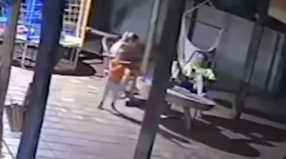 현지시간으로 지난 13일, 브라질 중부 마투그로수두술주(州)의 한 마을에서 총을 가지고 놀던 2세 아이가 실수로 어머니를 향해 방아쇠를 당기는 사건이 발생했다. 사진은 집 내부에 설치된 CCTV에 촬영된 사건 당시 모습. 현지시간으로 지난 13일, 브라질 중부 마투그로수두술주(州)의 한 마을에서 총을 가지고 놀던 2세 아이가 실수로 어머니를 향해 방아쇠를 당기는 사건이 발생했다. 사진은 집 내부에 설치된 CCTV에 촬영된 사건 당시 모습.