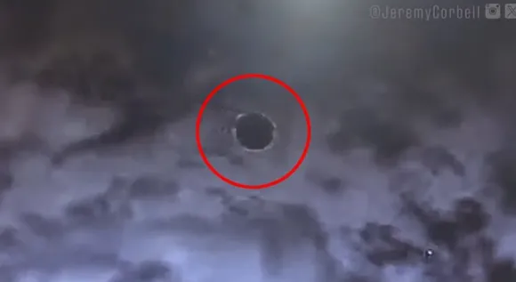 미군은 2020년 11월 아프가니스탄과 파키스탄 국경 상공에서 구름 사이를 오가며 자유자재로 비행하는 미확인비행물체를 촬영했다. 영상은 2년간의 분석을 거쳐 최초로 공개됐다. 제레미 코벨 제공 미군은 2020년 11월 아프가니스탄과 파키스탄 국경 상공에서 구름 사이를 오가며 자유자재로 비행하는 미확인비행물체를 촬영했다. 영상은 2년간의 분석을 거쳐 최초로 공개됐다. 제레미 코벨 제공