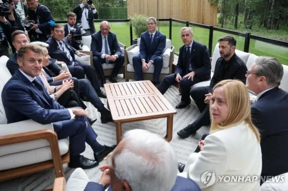 지난 17일 캐나다에서 열린 G7 정상회의에 모인 G6 정상들과 블라디미르 젤렌스키 우크라이나 대통령. AFP 연합뉴스 지난 17일 캐나다에서 열린 G7 정상회의에 모인 G6 정상들과 블라디미르 젤렌스키 우크라이나 대통령. AFP 연합뉴스
