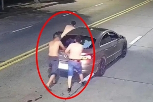 윗옷까지 벗어던지고…中 남성들, 음주 단속 피하려 ‘이 방법’ 동원 (영상)