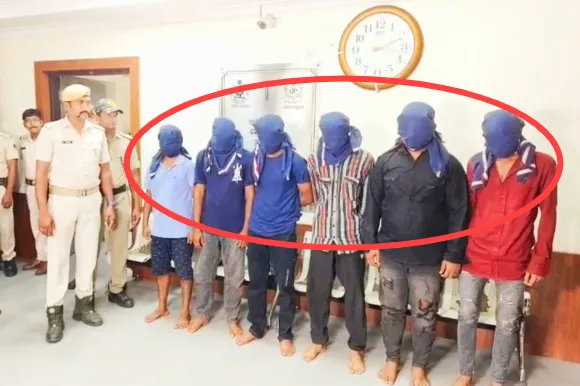 지난 15일(현지시간) 인도 동부 오디샤주(州) 고팔푸르 해변에 친구와 함께 놀러 갔던 20세 여대생이 집단 성폭행을 당했다. 사진은 현지 경찰에 체포된 용의자 10명 중 성인 6명. 고팔푸르 경찰서 제공 지난 15일(현지시간) 인도 동부 오디샤주(州) 고팔푸르 해변에 친구와 함께 놀러 갔던 20세 여대생이 집단 성폭행을 당했다. 사진은 현지 경찰에 체포된 용의자 10명 중 성인 6명. 고팔푸르 경찰서 제공