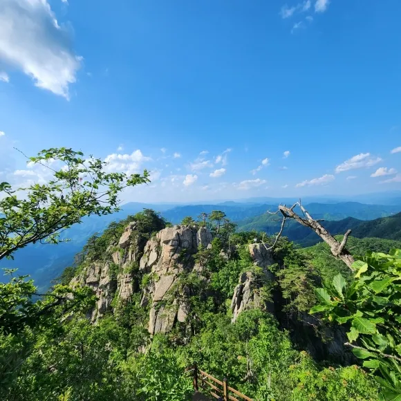 강원도 홍천 가리산의 암봉