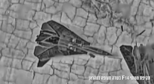 이스라엘군이 드론 공습으로 파괴한 이란의 F-14 톰캣 전투기. 이스라엘군 제공 이스라엘군이 드론 공습으로 파괴한 이란의 F-14 톰캣 전투기. 이스라엘군 제공