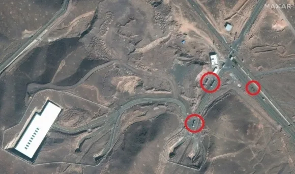 지난 20일 이란 포르도 핵시설 진입로와 진입구에 일부 트럭과 불도저가 남아 있는 모습의 위성사진. 막사 테크놀로지 제공