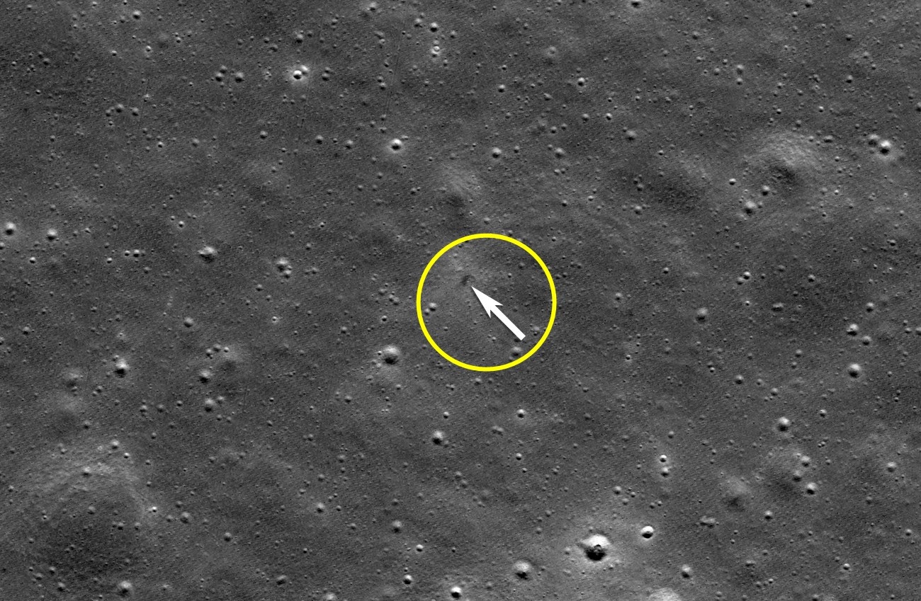 화살표 부근이 아이스페이스의 ‘리질리언스’(Resilience) 추락 현장이다. NASA/Goddard/Arizona State University 화살표 부근이 아이스페이스의 ‘리질리언스’(Resilience) 추락 현장이다. NASA/Goddard/Arizona State University