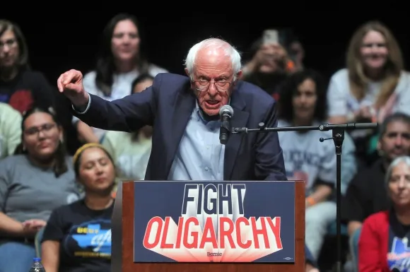 지난 20일 텍사스에서 열린 ‘과두정치 타파’(Fight Oligarchy) 집회에서 연설하는 버니 샌더스 상원의원. AP 연합뉴스 지난 20일 텍사스에서 열린 ‘과두정치 타파’(Fight Oligarchy) 집회에서 연설하는 버니 샌더스 상원의원. AP 연합뉴스
