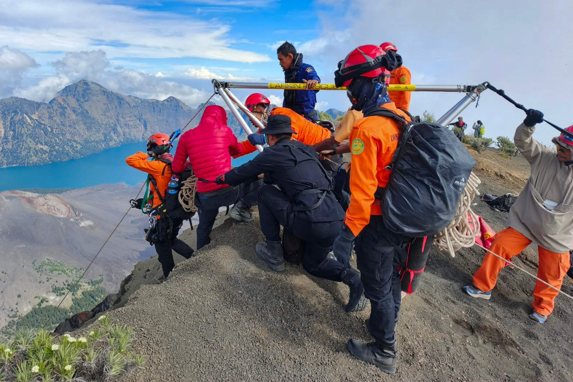 INDONESIA-ACCIDENT-VOLCANO 인도네시아 구조팀이 23일 추락한 줄리아나 마린스를 구조 중이라며 촬영해 공개한 사진. AFP 연합뉴스 INDONESIA-ACCIDENT-VOLCANO 인도네시아 구조팀이 23일 추락한 줄리아나 마린스를 구조 중이라며 촬영해 공개한 사진. AFP 연합뉴스