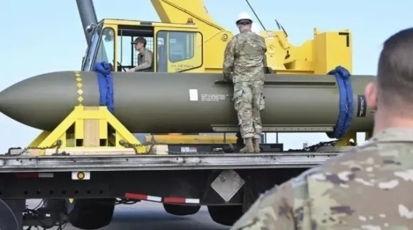 2023년 5월 2일 미공군 장병들이 미주리주 화이트먼 공군 기지에서 벙커버스터 GBU-57(대형 관통 폭탄)을 살펴보고 있다. 미 공군 제공, AP 연합뉴스 2023년 5월 2일 미공군 장병들이 미주리주 화이트먼 공군 기지에서 벙커버스터 GBU-57(대형 관통 폭탄)을 살펴보고 있다. 미 공군 제공, AP 연합뉴스