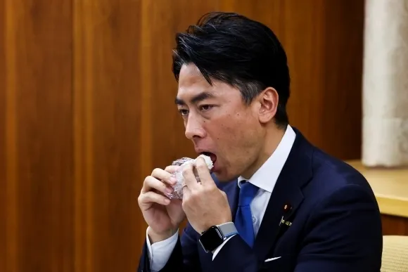 비축미로 만든 주먹밥을 시식하고 있는 고이즈미 신지로 일본 농림수산상. 로이터 연합뉴스 비축미로 만든 주먹밥을 시식하고 있는 고이즈미 신지로 일본 농림수산상. 로이터 연합뉴스
