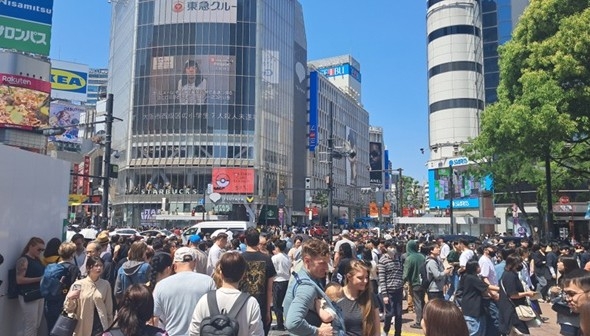 일본 도쿄 시부야 스크램블 교차로는 한 번에 최대 3000명이 건널 수 있는 교차로로 유명하다. 유동인구를 기준으로 추정하면 하루 최대 50만명이 이 교차로를 이용하는 것으로 알려져 있다. 일본 도쿄 시부야 스크램블 교차로는 한 번에 최대 3000명이 건널 수 있는 교차로로 유명하다. 유동인구를 기준으로 추정하면 하루 최대 50만명이 이 교차로를 이용하는 것으로 알려져 있다.