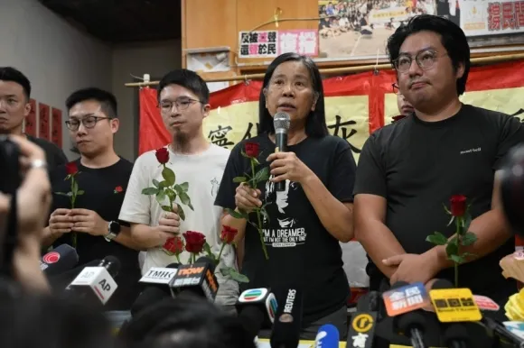 사회민주연선 지도자 찬포잉(가운데)이 29일 홍콩 본부에서 해체 관련 기자회견을 하고 있다. 연합뉴스