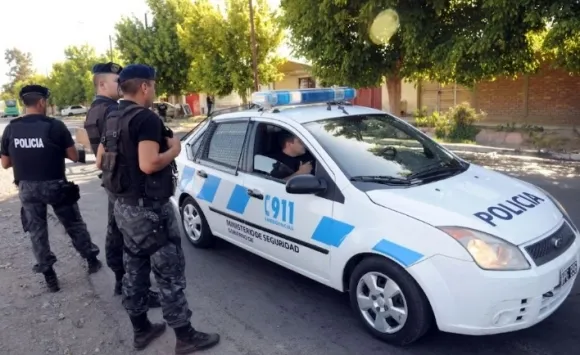 살인 사건이 발생한 고용주의 자택 앞에 경찰이 출동해 있다. 로스안데스 제공