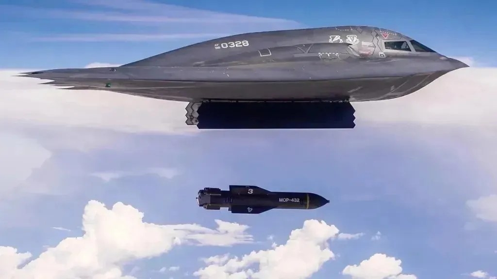 B-2 폭격기가 초대형 벙커버스터 GBU-57을 투하하고 있다. 출처=미 공군 B-2 폭격기가 초대형 벙커버스터 GBU-57을 투하하고 있다. 출처=미 공군
