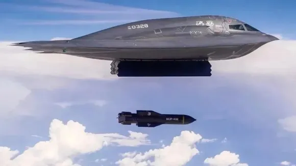 B-2 폭격기가 초대형 벙커버스터 GBU-57을 투하하고 있다. 출처=미 공군 B-2 폭격기가 초대형 벙커버스터 GBU-57을 투하하고 있다. 출처=미 공군