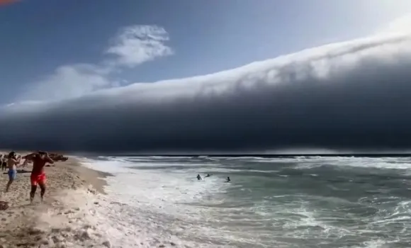 지난 주말 포르투갈 해변에서 목격된 ‘롤 구름’(Roll Cloud). 영상 캡처 지난 주말 포르투갈 해변에서 목격된 ‘롤 구름’(Roll Cloud). 영상 캡처