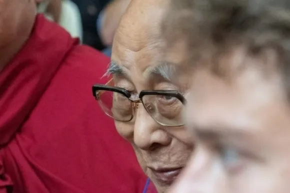 티베트의 정신적 지도자 달라이 라마가 2024년 6월 23일 미국 뉴욕의 한 호텔에 도착하고 있다. 뉴욕 로이터 연합뉴스 티베트의 정신적 지도자 달라이 라마가 2024년 6월 23일 미국 뉴욕의 한 호텔에 도착하고 있다. 뉴욕 로이터 연합뉴스