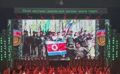 지난달 30일 북한·러시아 간 ‘포괄적 전략적 동반자 관계 조약’ 체결 1주년을 맞아 전날 동평양대극장에서 열린 북·러 예술인 공연 무대 녹화 영상. 러시아로 파병됐다가 전사한 북한 병사들의 모습이 최초로 대중에 공개됐다. 조선중앙TV 캡처 지난달 30일 북한·러시아 간 ‘포괄적 전략적 동반자 관계 조약’ 체결 1주년을 맞아 전날 동평양대극장에서 열린 북·러 예술인 공연 무대 녹화 영상. 러시아로 파병됐다가 전사한 북한 병사들의 모습이 최초로 대중에 공개됐다. 조선중앙TV 캡처