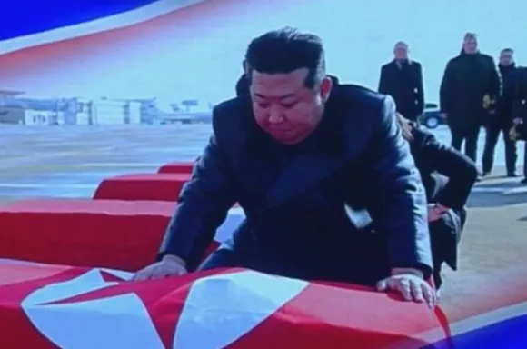 지난달 30일 방영한 ‘북·러 예술인 공연 무대’ 녹화 중계의 한 장면. 김정은 북한 국무위원장이 러시아 파병 북한군 전사자 관을 어루만지며 애도하는 모습이다. 조선중앙TV 영상 캡처 지난달 30일 방영한 ‘북·러 예술인 공연 무대’ 녹화 중계의 한 장면. 김정은 북한 국무위원장이 러시아 파병 북한군 전사자 관을 어루만지며 애도하는 모습이다. 조선중앙TV 영상 캡처