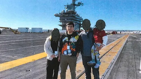 미국 오리건주에 거주하는 중국 국적자 위안스 첸(38)이 2023년 미 해군 항공모함 USS 에이브러햄 링컨호 견학 당시 기념사진을 찍고 있다. 출처=미국 캘리포니아 지방법원