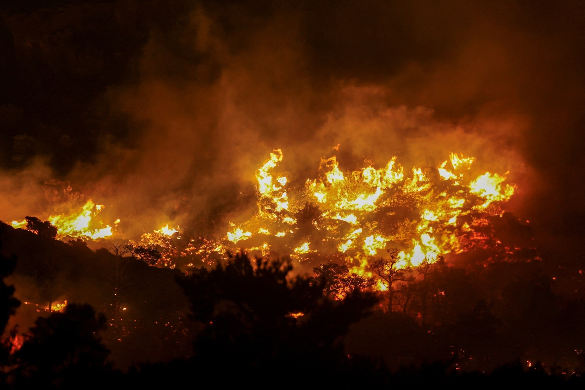 EUROPE-WEATHER/GREECE-WILDFIRE-CRETE 지난 2일 크레타섬 이에라페트라 인근에서 산불이 타오르고 있다. 로이터 연합뉴스 EUROPE-WEATHER/GREECE-WILDFIRE-CRETE 지난 2일 크레타섬 이에라페트라 인근에서 산불이 타오르고 있다. 로이터 연합뉴스