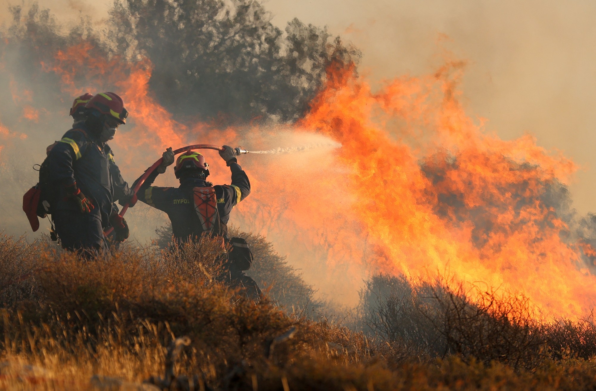 EUROPE-WEATHER/GREECE-WILDFIRE-CRETE 지난 3일 크레타섬 이에라페트라 인근의 산불을 소방관들이 진화하고 있다. 로이터 연합뉴스 EUROPE-WEATHER/GREECE-WILDFIRE-CRETE 지난 3일 크레타섬 이에라페트라 인근의 산불을 소방관들이 진화하고 있다. 로이터 연합뉴스