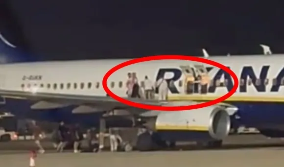 지난 4일(현지시간) 스페인에서 출발해 영국 맨체스터로 향할 예정이던 라이언에어 항공기에서 화재 경보가 울려 긴급 대피하는 승객들 지난 4일(현지시간) 스페인에서 출발해 영국 맨체스터로 향할 예정이던 라이언에어 항공기에서 화재 경보가 울려 긴급 대피하는 승객들