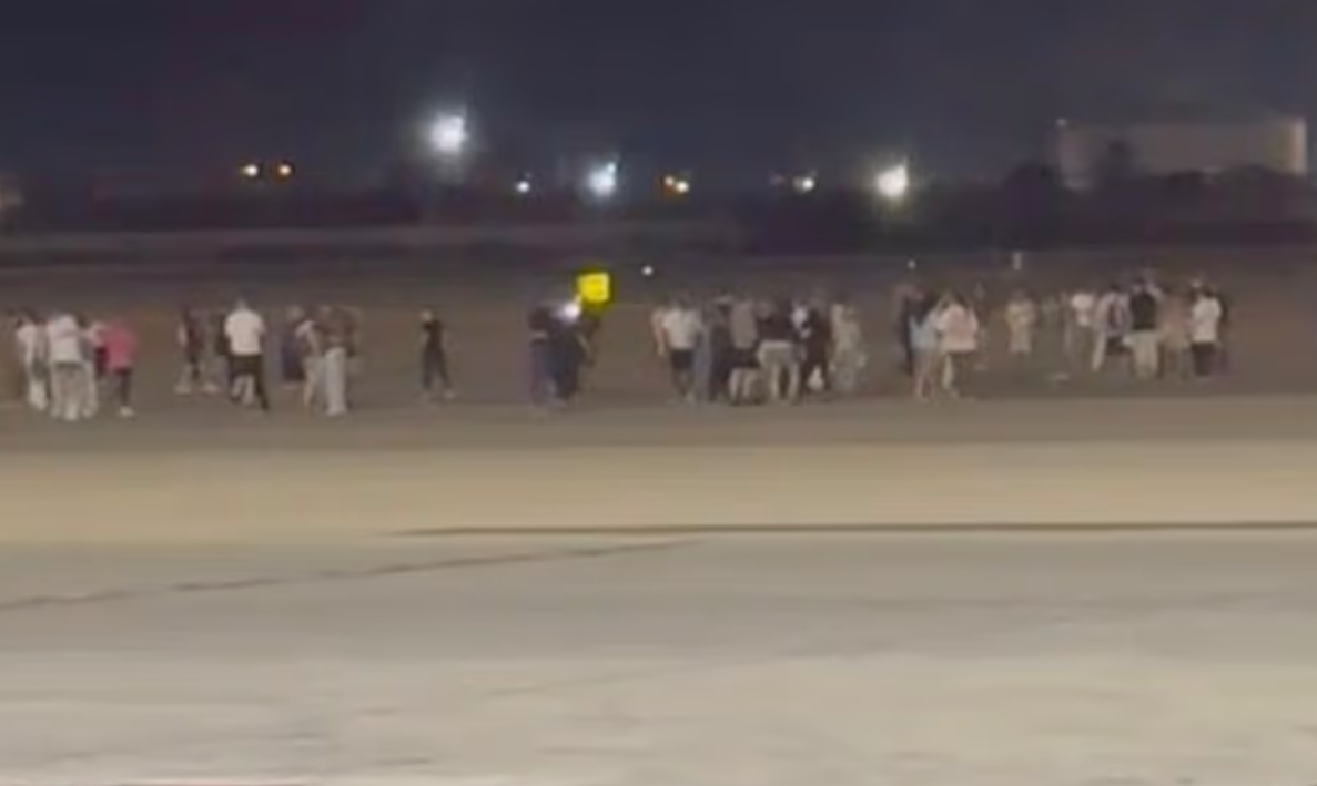 지난 4일(현지시간) 스페인에서 출발해 영국 맨체스터로 향할 예정이던 라이언에어 항공기에서 화재 경보가 울려 긴급 대피하는 승객들 지난 4일(현지시간) 스페인에서 출발해 영국 맨체스터로 향할 예정이던 라이언에어 항공기에서 화재 경보가 울려 긴급 대피하는 승객들
